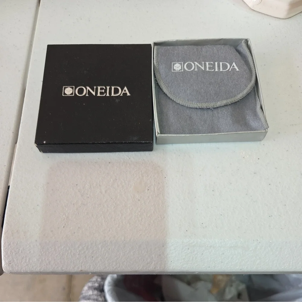 Phyllis Engraved Oneida Ropes and Bows 2-7/8